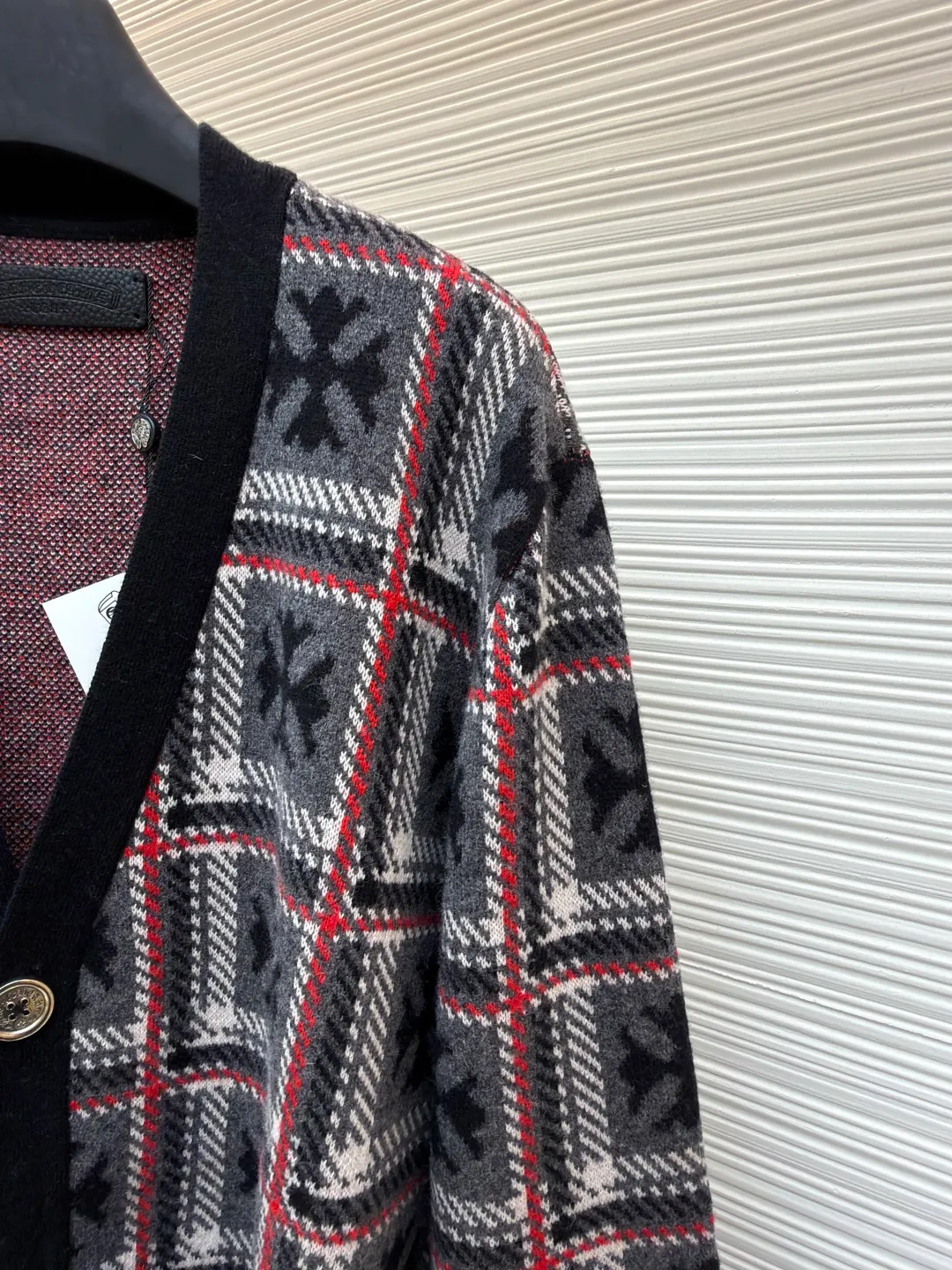 Chrome Hearts cross jacquard cashmere knitted cardigan ●Item number: 1681021-B25 ●Material: wool blended fabric ●Technology: knitted jacquard production ●Version: loose fit ●Weight: about 715 grams ●Size: S-M-L ●Description: The custom-made yarn is made of 55% wool + 30% cashmere + 15% nylon blended material. Customized leather collar label. Customized mold opening accessories and silver jewelry. (It takes an average of 220 minutes to weave ready-made clothes on imported looms. It is 4.5 times that of ordinary clothes). (emphasis added) ! ! ! Four pieces. Four patterns. Each side is different.) (Platform alignment) (Shoulder sleeve alignment) (Pocket alignment) with air cooler shaping + hand-sealed labels. Same style for men and women. The workmanship details are very good. Large quantities will be shipped out on the same day. The overall wiring is straight and delicate, the fabric is comfortable and soft, and the color is consistent without color difference. It can be matched with the same style to create a fashionable look and control various occasions. Customized accessories, complete with three standards, same style for men and women!